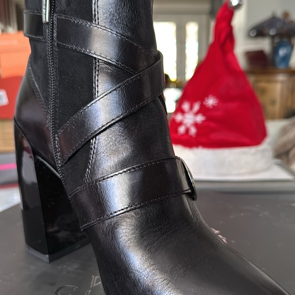 Vince Camuto Ankle Heel Boot💕 - Picture 2 of 9